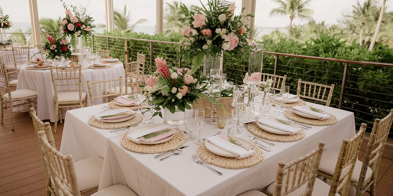 Mesa de boda con tarjetas de menú y decoración elegante.