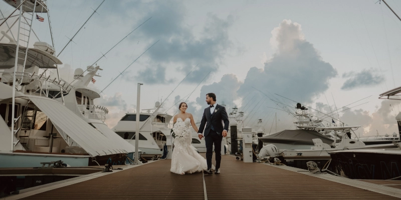 Pareja de novios caminando en el puerto.
