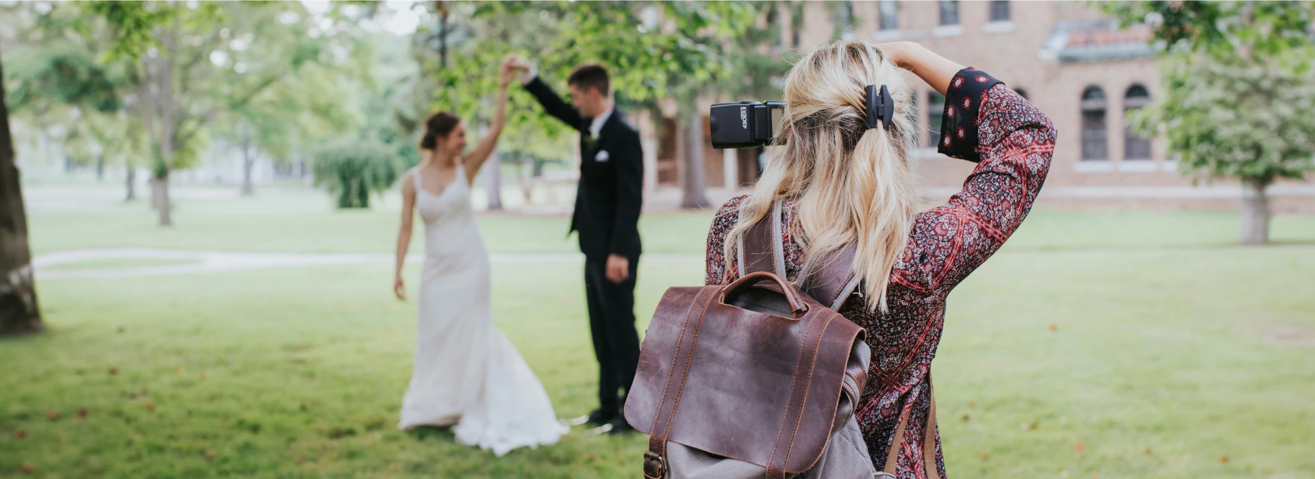 Un fotógrafo tomando a una pareja foto matrimonial
