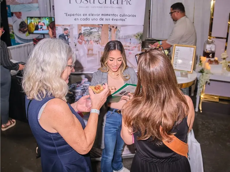 Exhibidores mostrando accesorios de boda en Puerto Rico