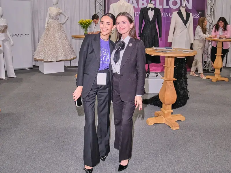 Exhibidores mostrando vestidos y accesorios de boda en Puerto Rico